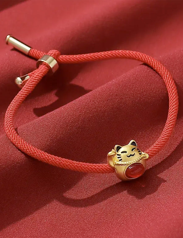 Bracciale in cordino rosso e gattino portafortuna