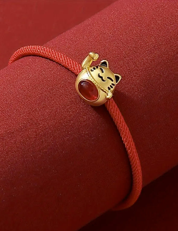 Bracciale in cordino rosso e gattino portafortuna