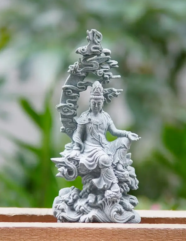 Statua resina Quan Yin seduta con decorazione alle spalle