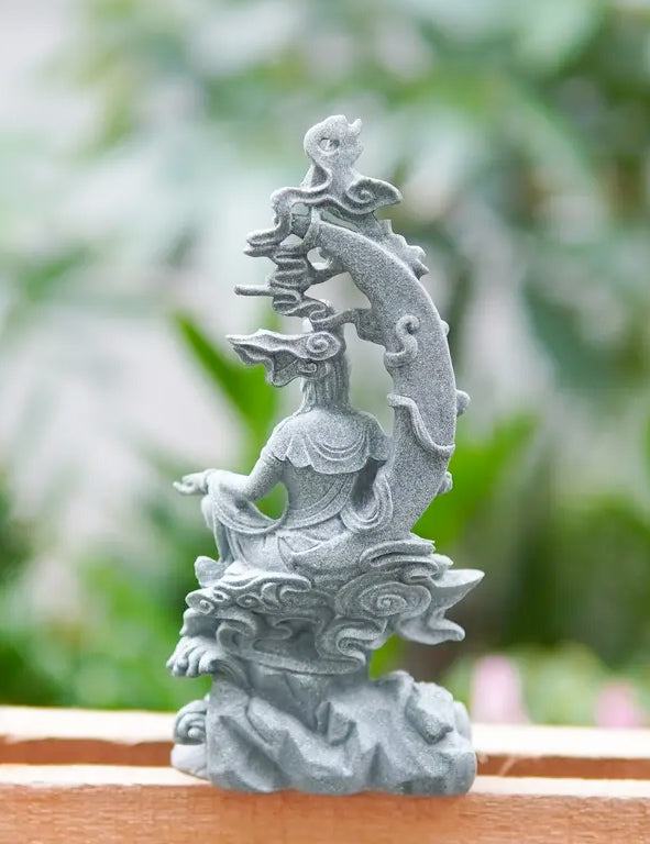 Statua resina Quan Yin seduta con decorazione alle spalle