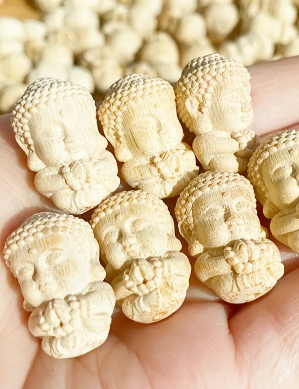 Mini pendante in bambù a forma di Buddha meditante