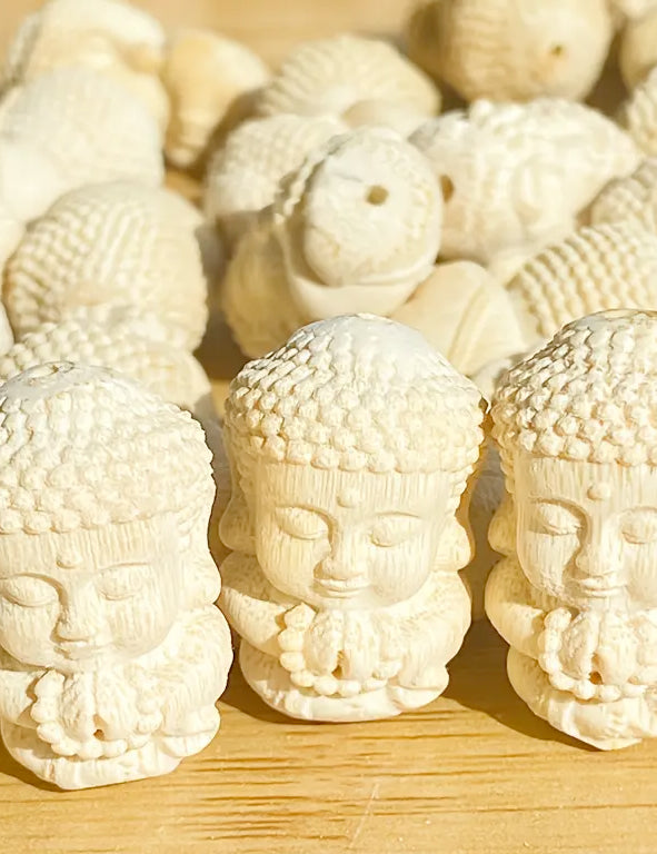 Mini pendante in bambù a forma di Buddha meditante