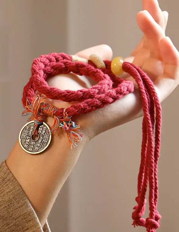 Bracciale in cordino rosso e moneta