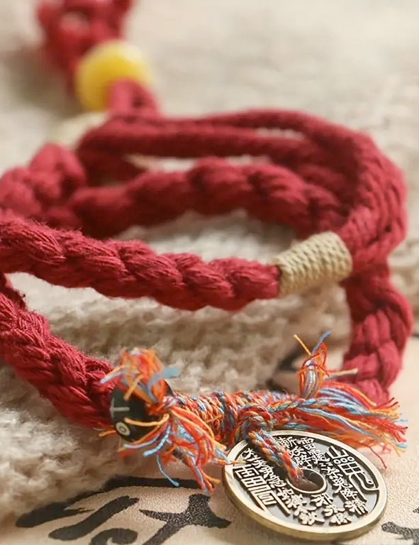 Bracciale in cordino rosso e moneta