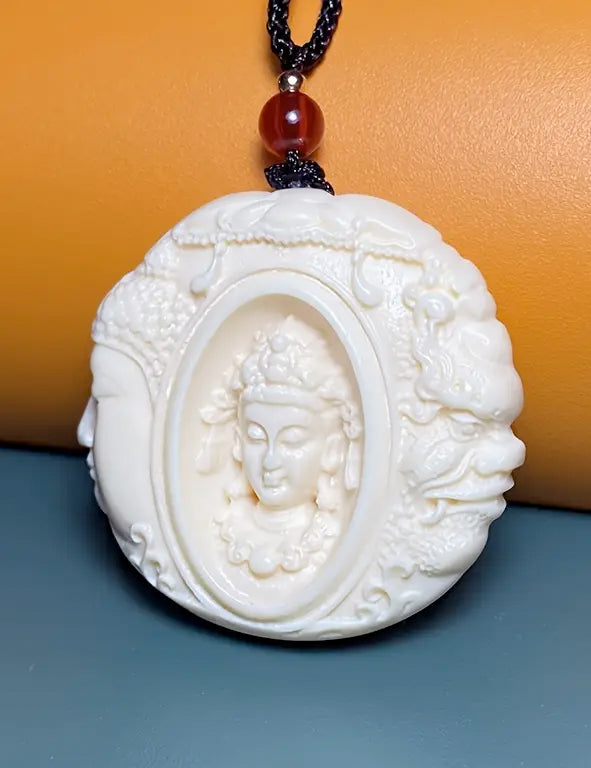 Pendente in legno bianco intagliato - Buddha